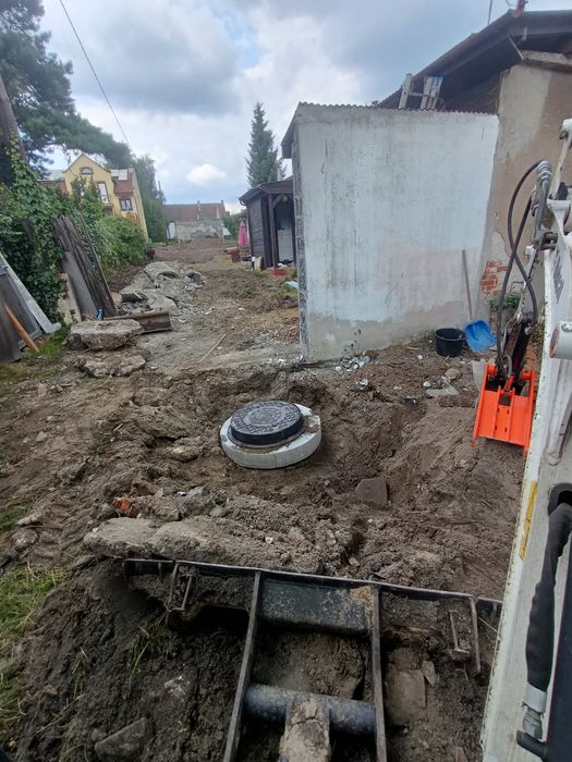 Transport, minikoparka, koparko ładowarka, kucie betonu, kostka brukow