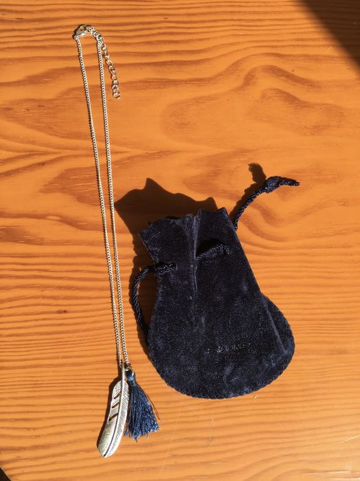 Colar Pena com bolsa