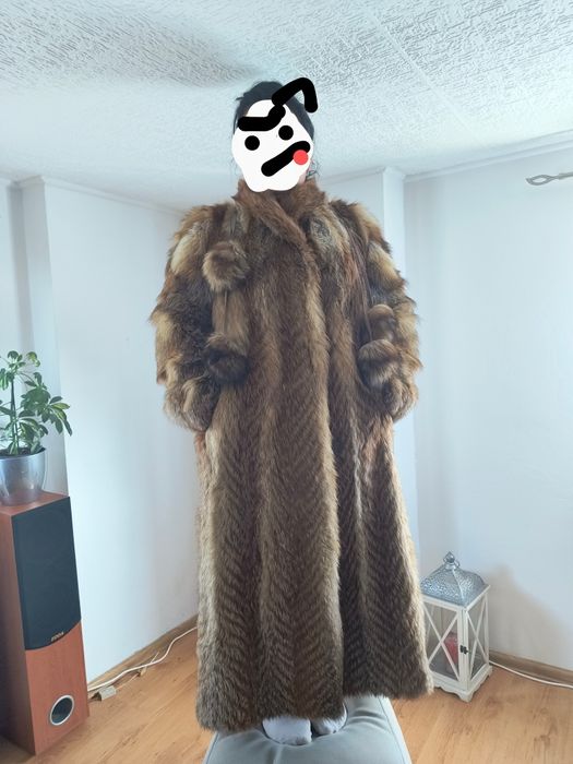 Długie futro z pomponami