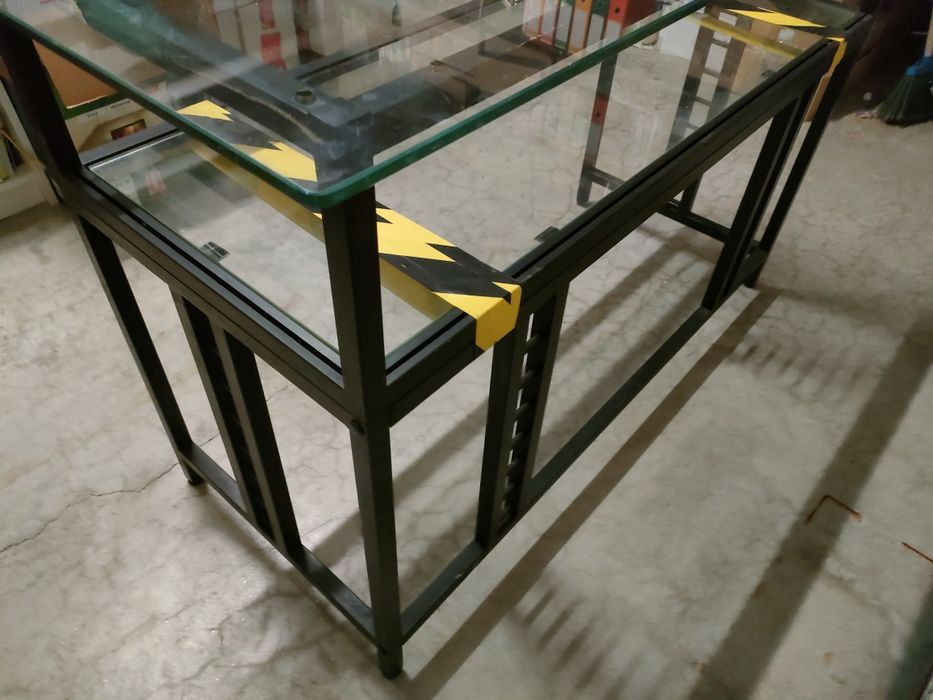 Mesa de vidro para recepção - exposição com estrutura metálica. Forte.