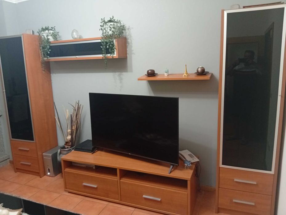 Estante de sala com mesa de centro