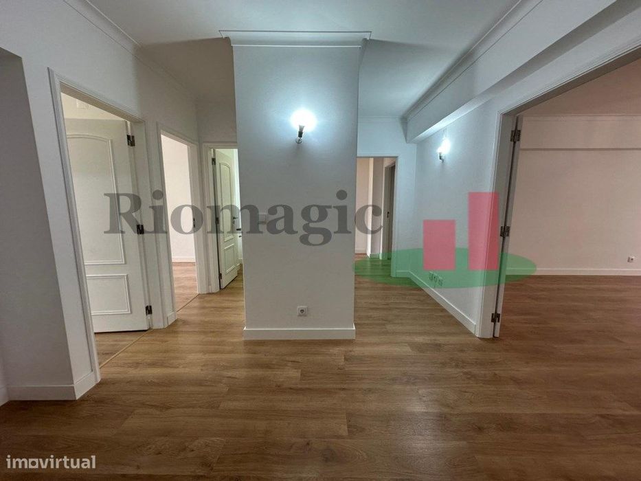 Metro Laranjeiras - Est. Luz - Lisboa - Apartamento T3 com Varandas...