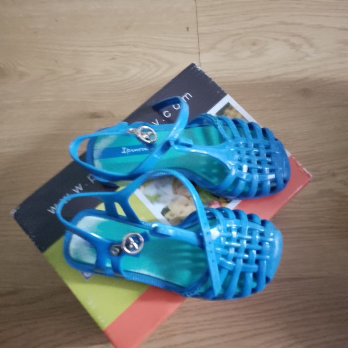 Sapatilhas e sandálias de criança