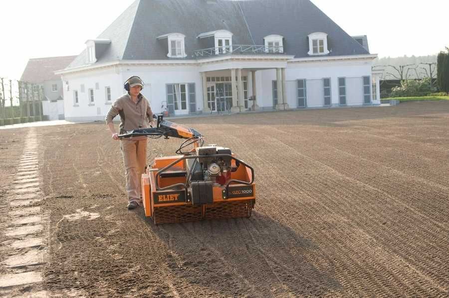 Mechaniczne sianie trawy siewnikiem Eliet GZC 1000 wynajem
