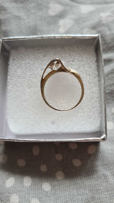 Złoty pierścionek z cyrkonią