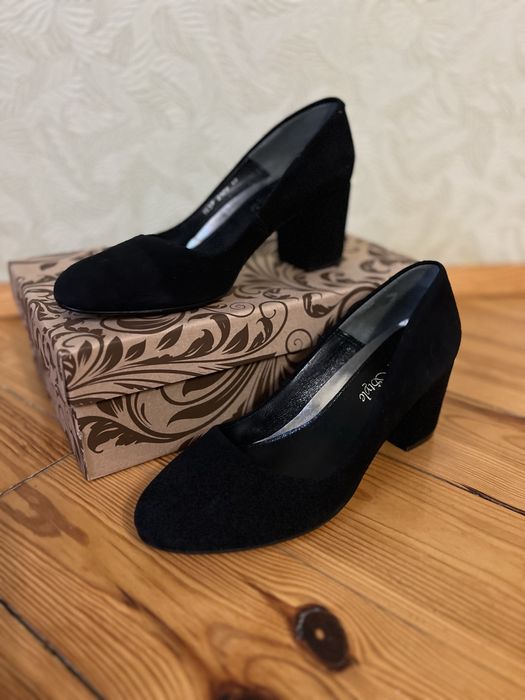 Продам туфлі замшеві