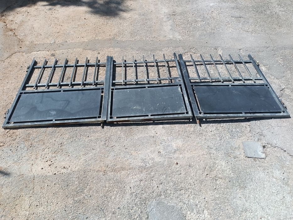 Portões e gradeamentos em ferro tratado .