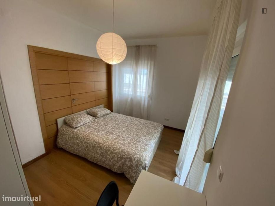 Quarto - localizado em Almada Lisbon