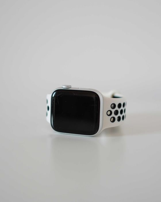 Apple Watch Srebrny series 6, 44mm z paskiem sportowym + ładowarka