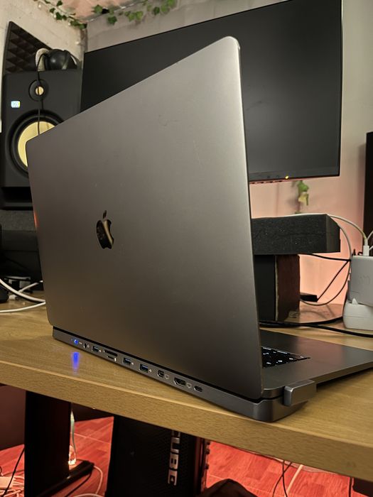 Macbook pro 16” i9 16gb ram 1Tb ssd touchbar