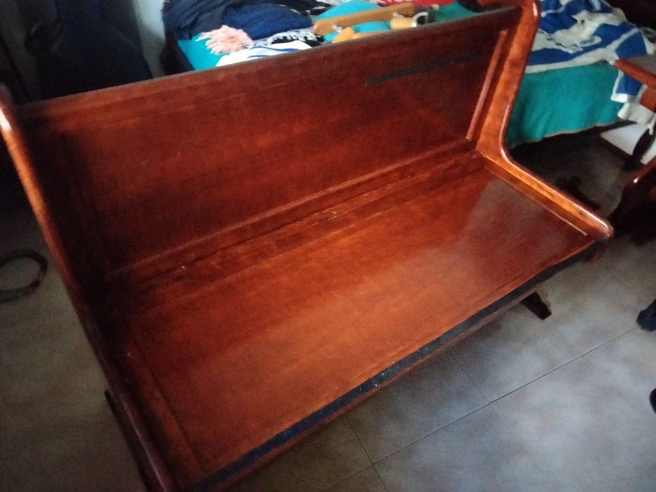 Mesa em pinho mais 2 bancos com arrumação