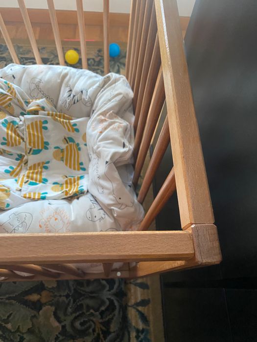 Cama de grades em madeira natural com colchão e resguardo