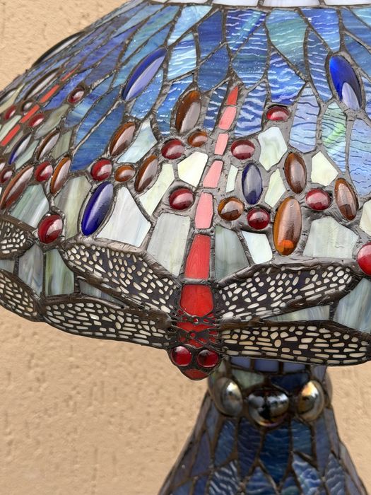 Lampa witrażowa Tiffany ze świecącą nogą
