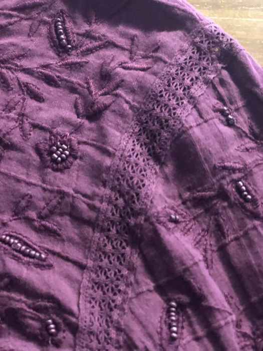 Blusa grana com bordado e renda
