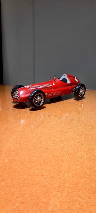 Carrinho de corrida em lata