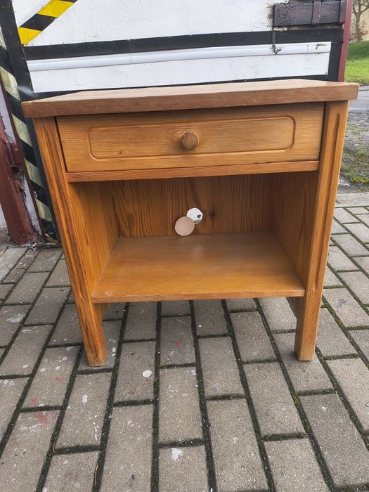Szafka z drewna z szufladą