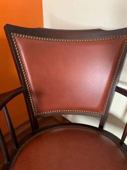 Cadeira de madeira e pele