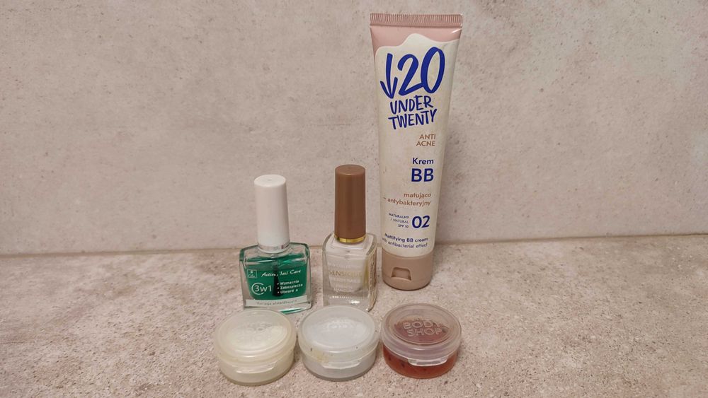 Lakiery do paznokci, odżywki AVON, EVELINE