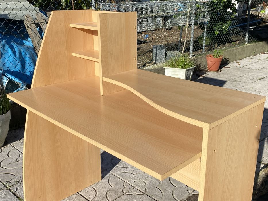 Vendo secretária em madeira