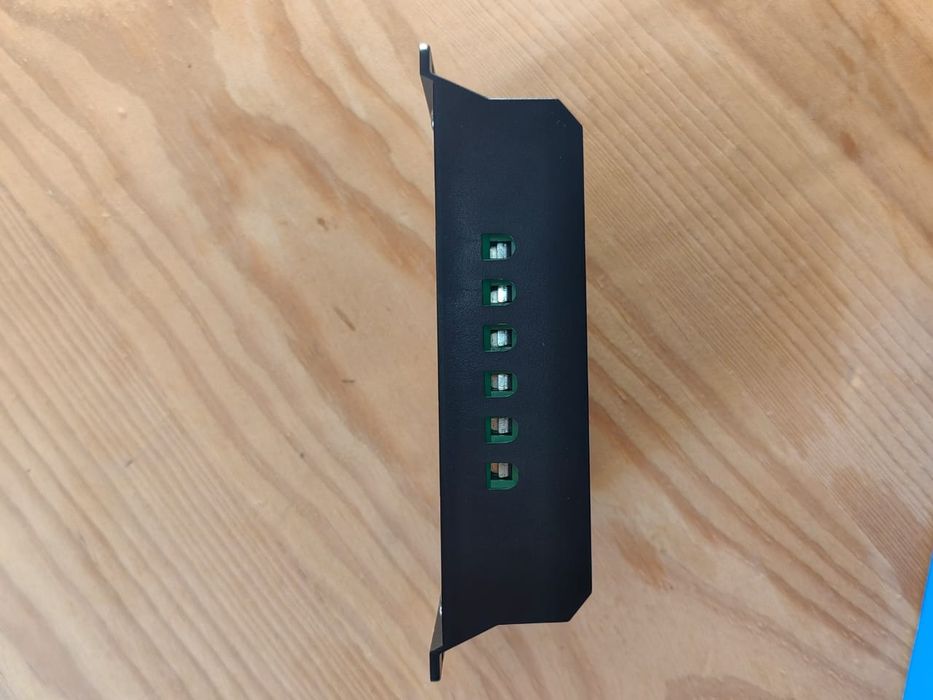 Controlador de carga solar 12V/24V – 100A – NOVO
Descrição:
Controlado