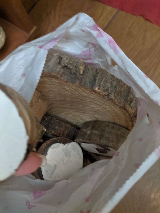 Продам деревянные  спилы акации.