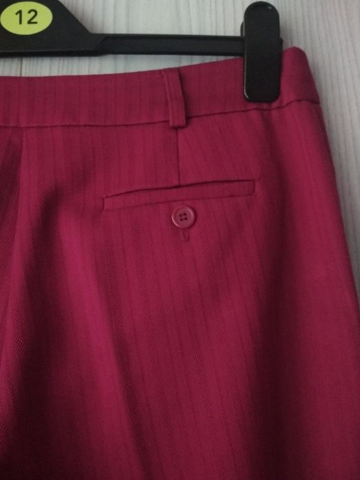 Fuksjowe różowe eleganckie spodnie w paski