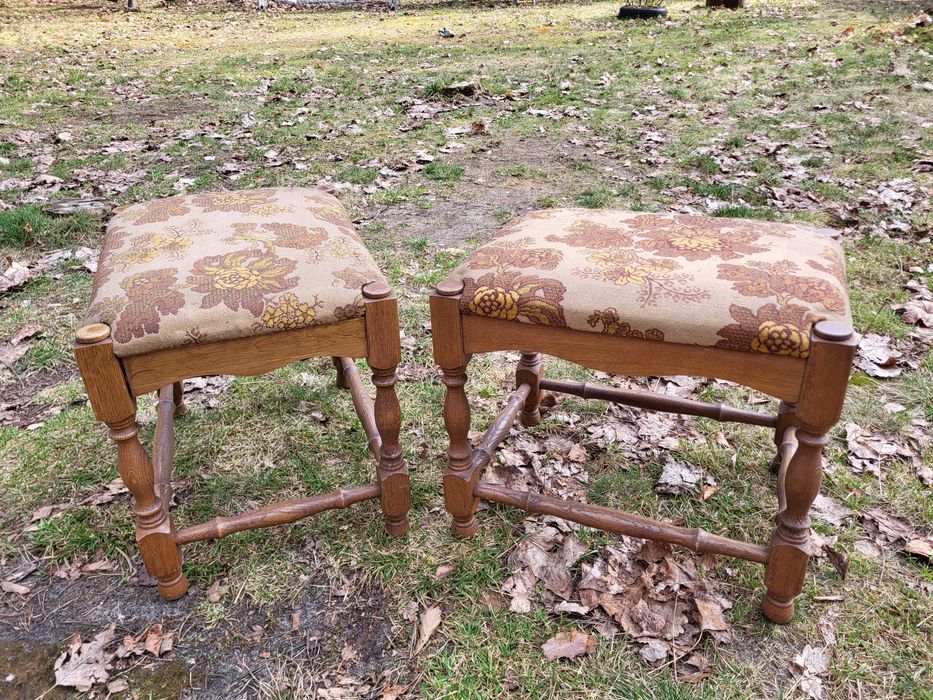 Taboret podnóżek tapicerowany dębowy drewno PRL