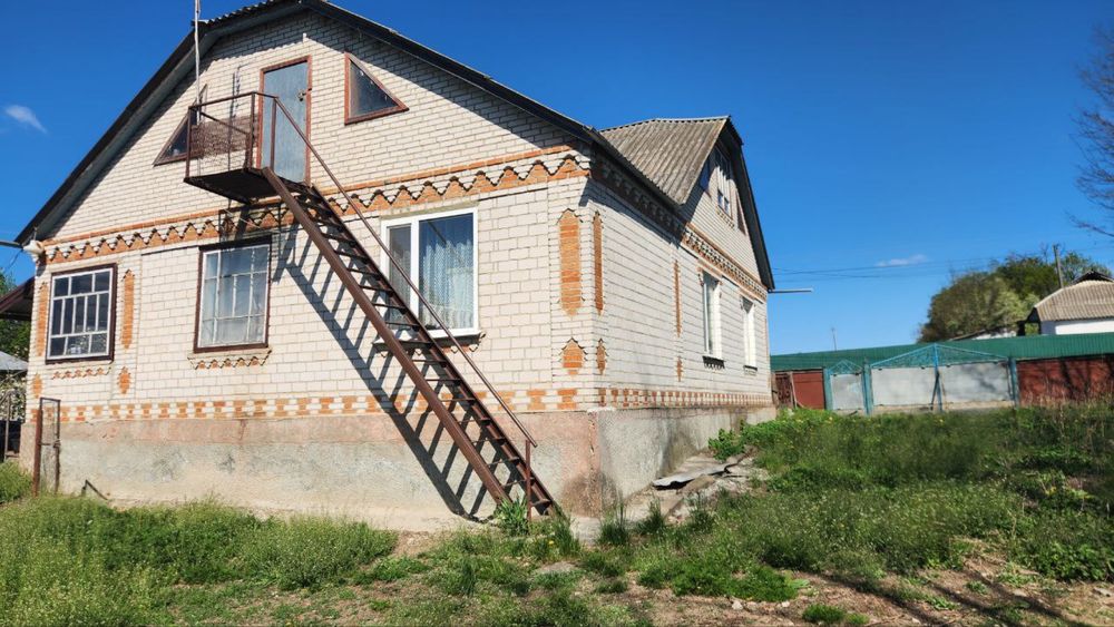 Два будинки на одному подвірʼї