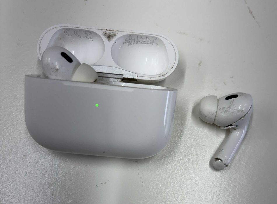 Apple AirPods Pro 2 (USB-C) - Caixa MagSafe Funcional