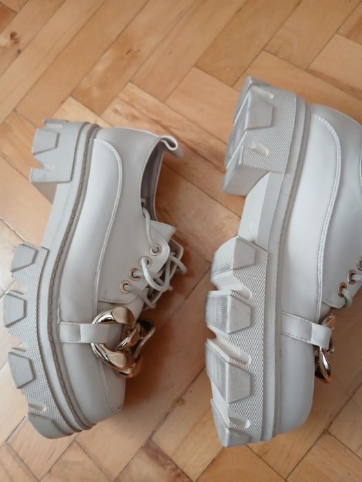 Bezowe półbuty  38 z dekoracją i wiazaniem