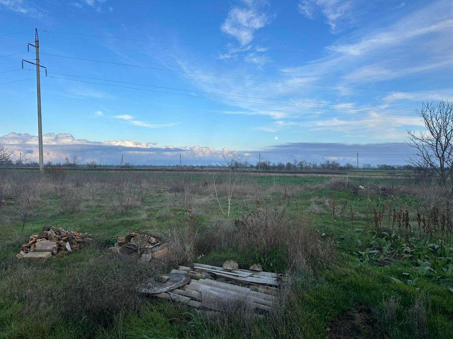 продам 25 соток землі з будинком