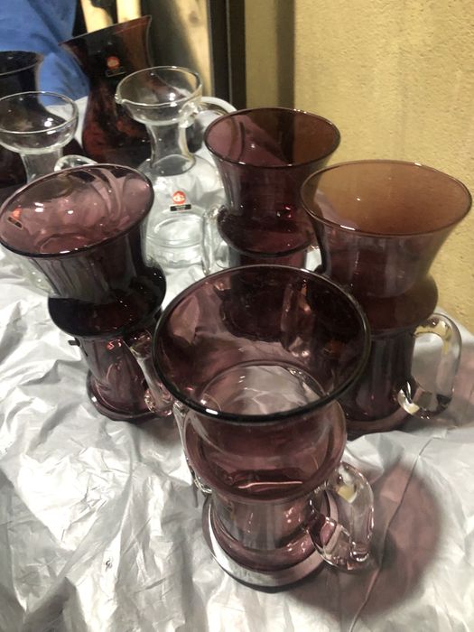 Jarras vidro escuro + canecas em branco
