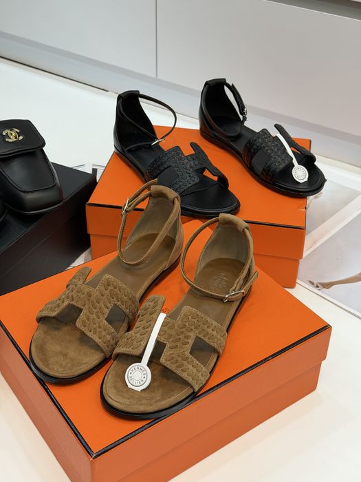 Сандалі від відомого бренду HERMES 2026