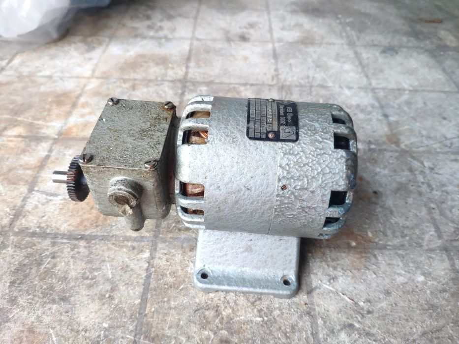 Silniczek z przekładnia mały 220-230v 0.22A