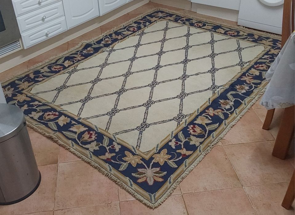CARPETE/TAPETE  ARRAIOLOS,BONITO E GRANDE.Casa,Quarto,Sala,escritório.