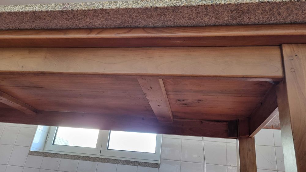 Mesa de madeira com cobertura de granito