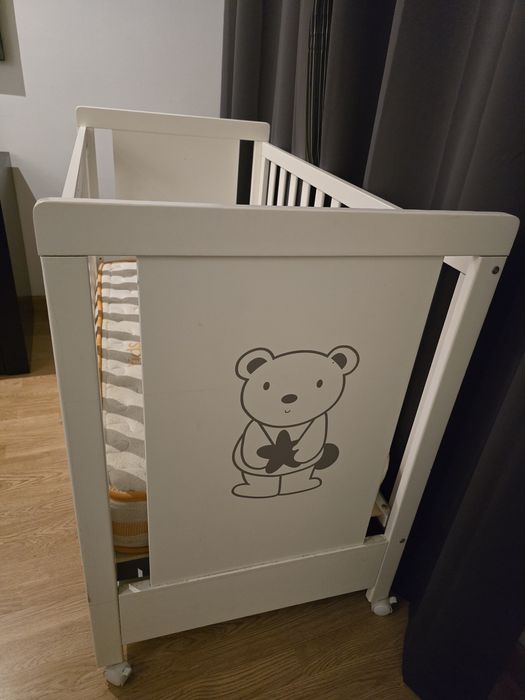 Berço branco com gaveta