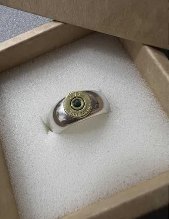 Серебряный мужской перстень с гильзой Luger 9 мм и изумрудом.