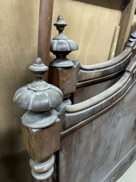 Cabeceira e pés de cama em madeira de raiz de nogueira.