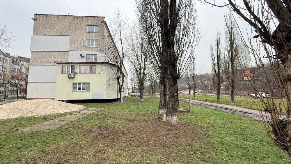 Продаж Фасад! Перший Поверх! Науки 86! Голосіївській Район! 995$ за м²