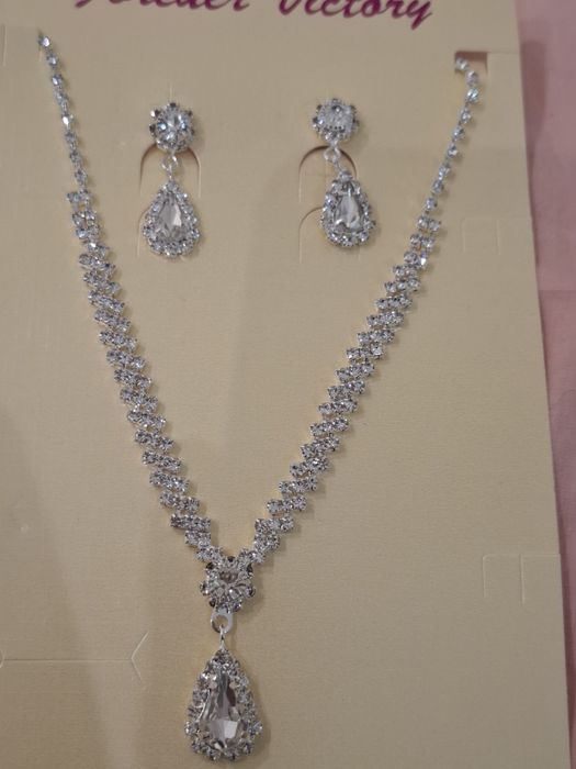 Conjunto colar e brincos pendente gota  em brilhantes 
Novos