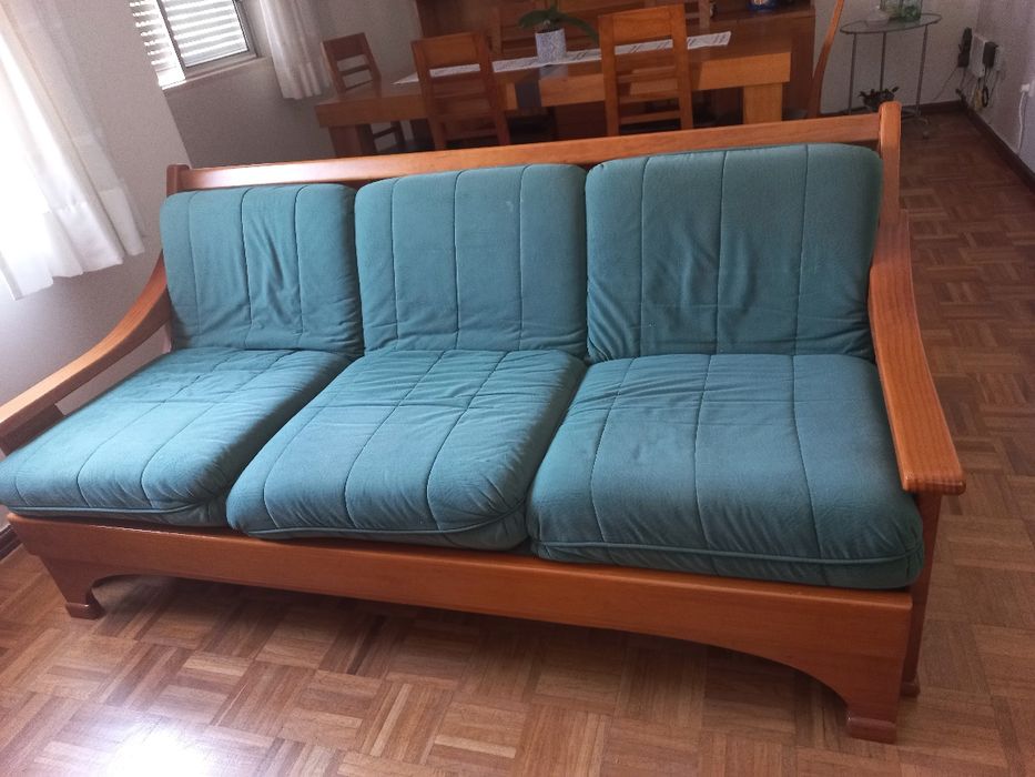 Conjunto: sofá cama e 2 poltronas  em madeira