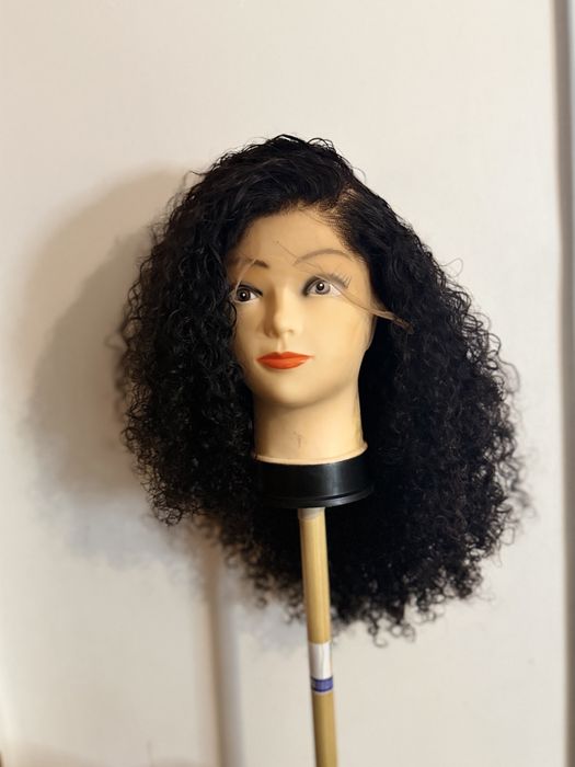 Peruca de cabelo humano.