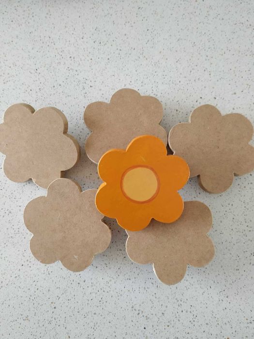 Puxadores gaveta com flor em madeira e pintados à mão