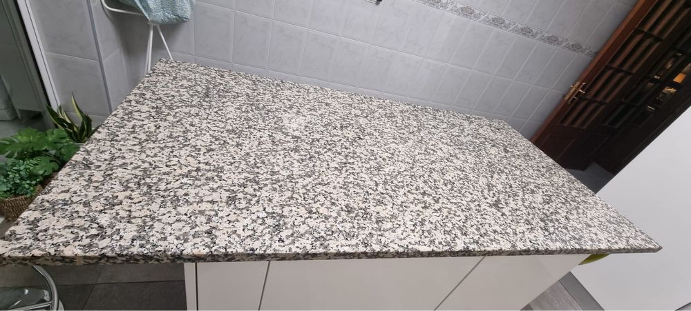 Vendo tampo em pedra granito rosa monção para ilha ou mesa.