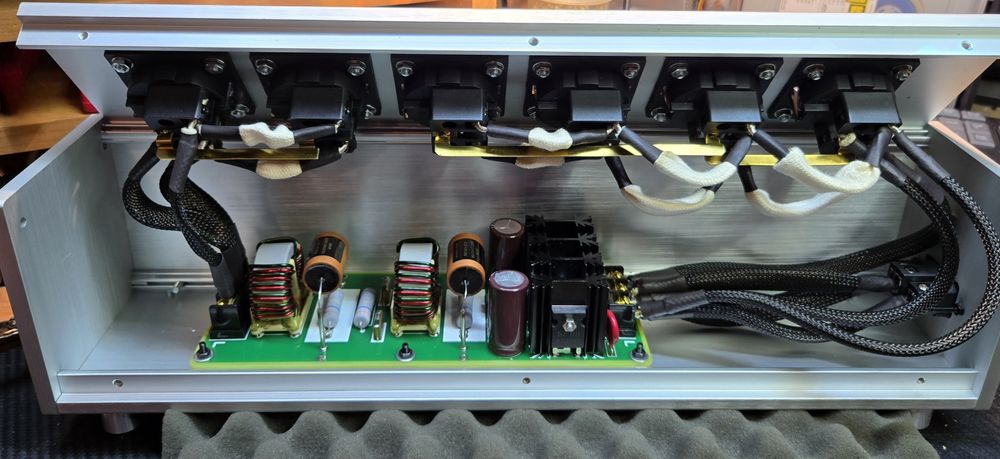 Listwa zasilająca audio silver.