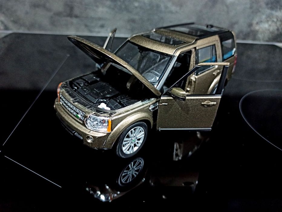 1:24 Land Rover Defender i Discovery