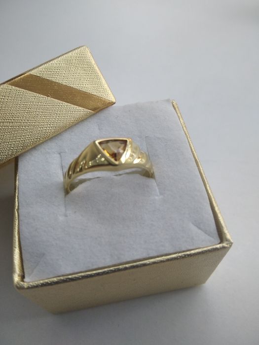 Złoty pierścionek z miodowym oczkiem złoto 333 rozm.13   76