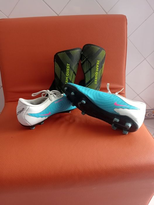 Chuteiras e caneleiras