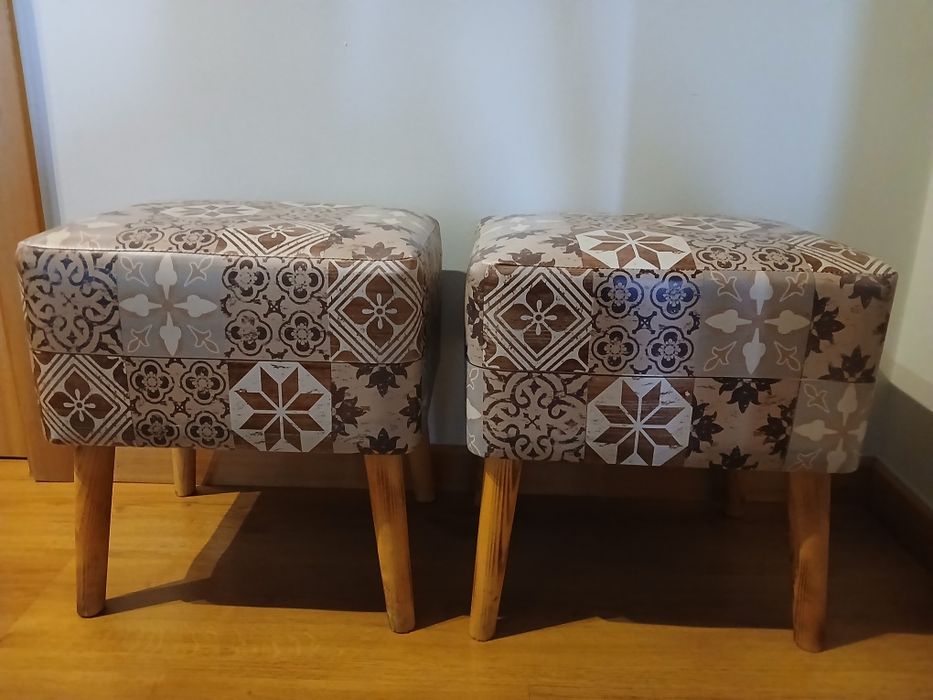 Duas banquetas em tons creme e castanho